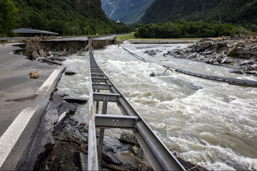 Das Unwetter hat unter anderem an der A13 für Zerstörung gesorgt.