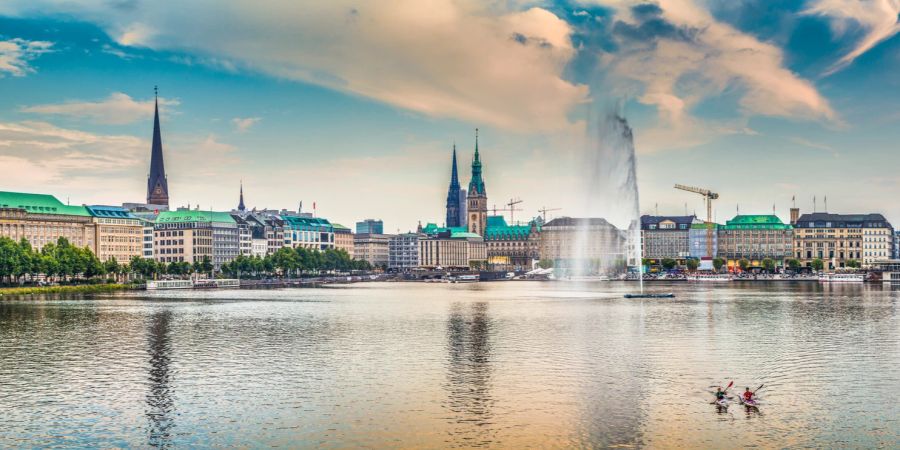 Berühmte Binnenalster bei Sonnenuntergang, Hamburg.