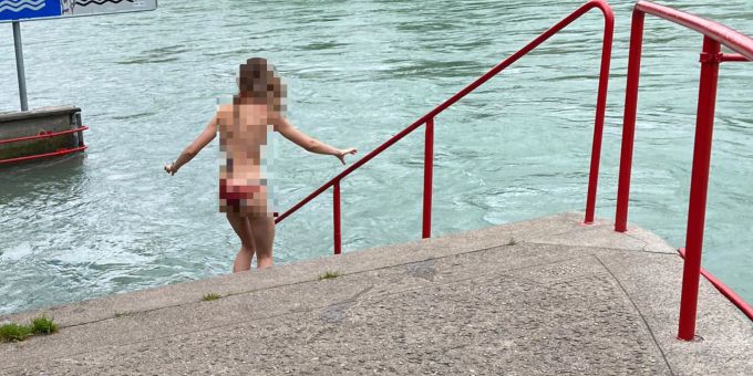 Die Aare ist nach heftigen Regenfällen trüb und führt viel Wasser – das hält einige jedoch nicht vom Baden ab. Baden