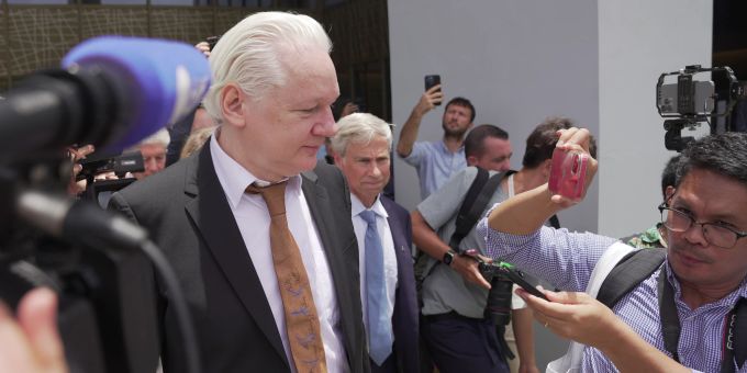 Julian Assange nach der Gerichtsverhandlung – der Wikileaks-Gründer ist wieder ein freier Mann. (Archivbild) Julian Assange