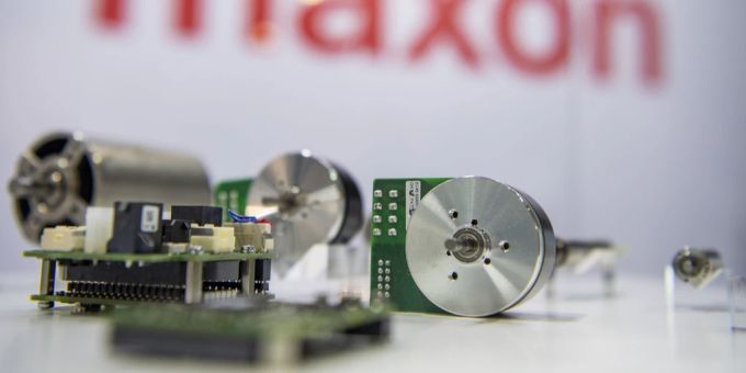 Die Maxon Gruppe verzeichnet erneut einen Umsatzrückgang, während die Zukunft ungewiss bleibt. Maxon