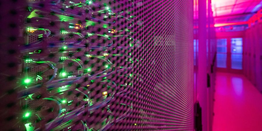 LEDs leuchten in einem Serverschrank in einem Rechenzentrum.