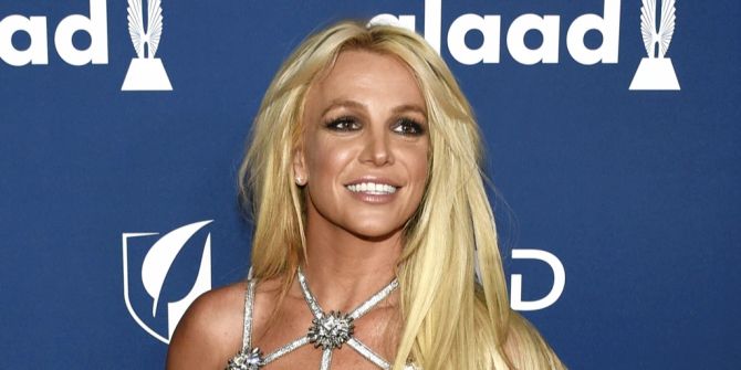 Britney Spears blauer Hintergrund