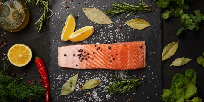 Lachs enthält Vitamin D und Omega-3-Fettsäuren. Lachs mit Zitrone und Kräutern.