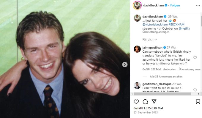 Victoria Beckham lächelt auf einem Foto mit ihrem Mann. Victoria Beckham