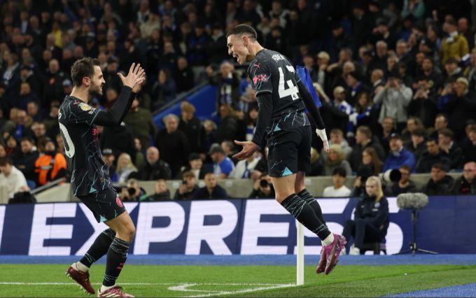 Phil Foden (r) gelingt in Brighton ein Doppelpack. Manchester City ist in der Premier League auf Meisterkurs. Premier League Manchester City