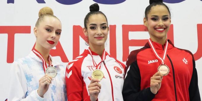 Die Tessinerin Nayenne Pollini-Ashenaffi gewann beim FIG-Turnier «Bosphorus Cup 2024» in Istanbul sensationell die Bronzemedaille. Rhythmische Gymnastik Pollini-Ashenaffi Bronze