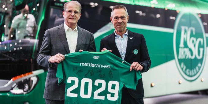 FCSG-Präsident Matthias Hüppi (rechts) freut sich über die Verlängerung der Zusammenarbeit mit der SGKB. FC St.Gallen