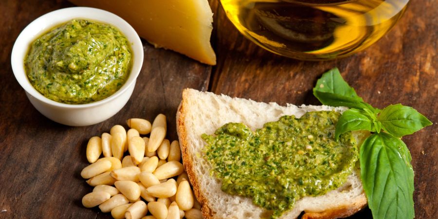Mit Olivenöl können Sie selbstgemachte Salatdressings oder Pesto herstellen.