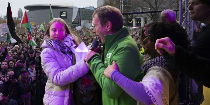 Wegen Palästina-Rede - Demo-Teilnehmer reisst Klima-Greta das Mikro weg