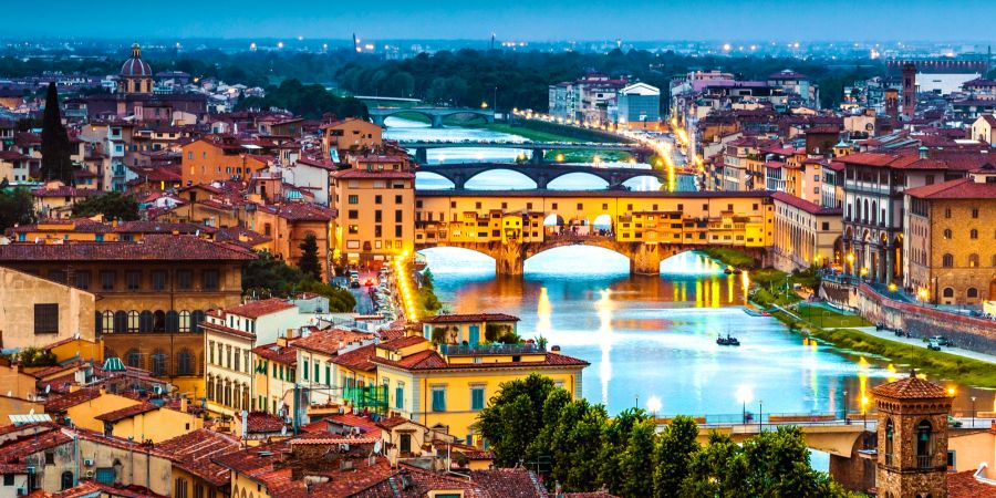 Die Ponte Vecchio in Florenz am Abend.