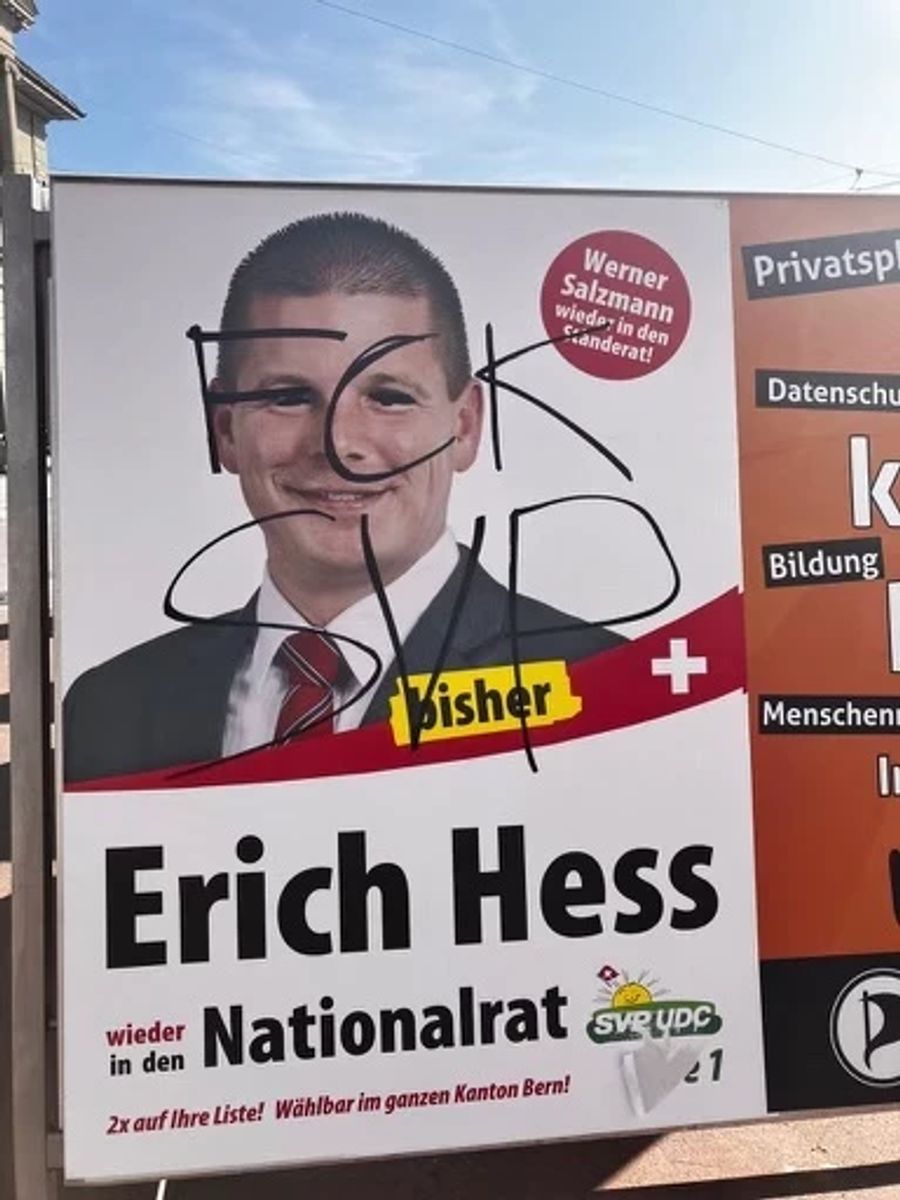 Schmierereien auf einem Wahlplakat von SVP-Nationalrat Erich Hess.