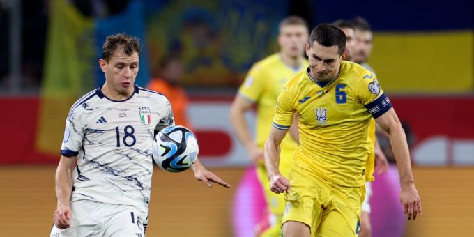 Italiens Nicolo Barella im Duell mit dem Ukrainer Taras Stepanenko. EM 2024