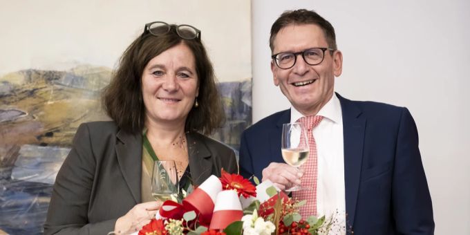 Franziska Roth (SP), gewählte Ständerätin, links, und Pirmin Bischof (Mitte), wieder gewählter Ständerat, posieren nach dem zweiten Wahlgang zu den Solothurner Ständeratswahlen. (KEYSTONE/Anthony Anex) ständerat