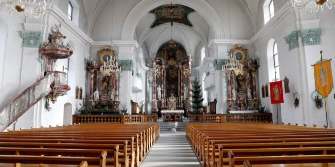 Blick in die St. Hilariuskirche mit dem Ewigen Licht in Näfels (GL). Näfels GL
