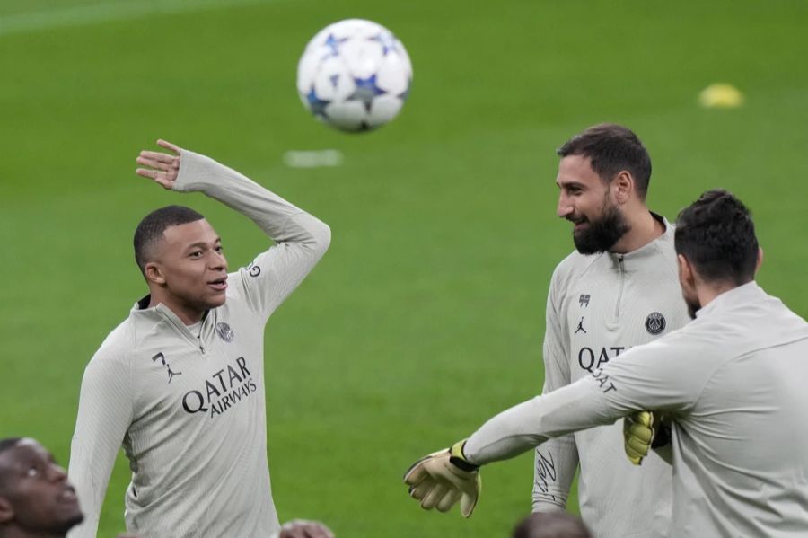 Kylian Mbappé (l) nahm Donnarumma nach dem Spiel in Schutz.