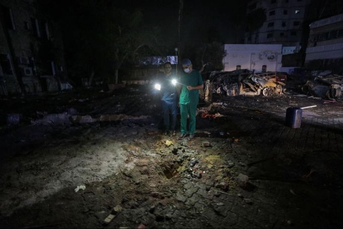 Palästinensische Ärzte suchen am 17. Oktober 2023 nach einem Luftangriff in Gaza-Stadt nach Leichen und Überlebenden in den Trümmern des Al-Ahli-Spitals. Israel Krieg Gaza Spital