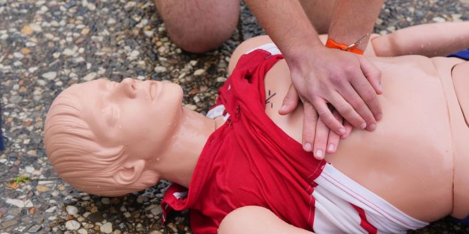 Drücken, und zwar kräftig: Im Falle eines medizinischen Notfalls kann es lebensrettend sein, die Herzdruckmassage zu beherrschen. Drücken, und zwar kräftig: Im Falle eines medizinischen Notfalls kann es lebensrettend sein, die Herzdruckmassage zu beherrschen.
