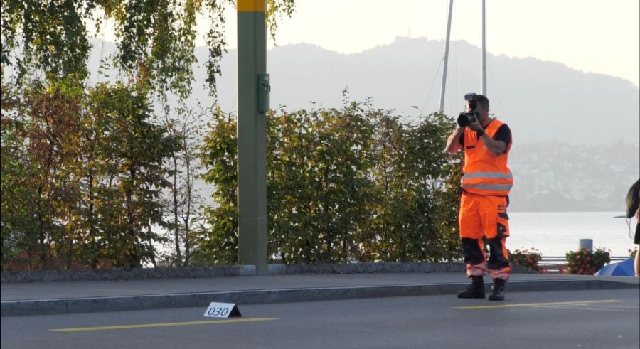 Ein Techniker im Einsatz an der Unfallstelle in Feldmeilen ZH.