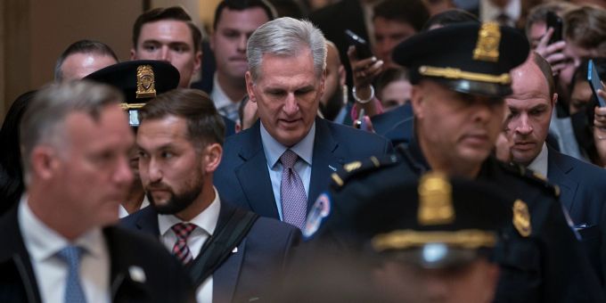 Kevin McCarthy verlässt das Repräsentantenhaus: Zum ersten Mal in der US-Geschichte wurde ein Vorsitzender der Parlamentskammer durch ein Votum abgesetzt. Historischer Moment