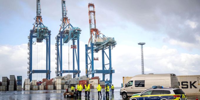 Der Zoll kontrolliert Container im Hafen von Bremerhaven. Der Zoll kontrolliert Container im Hafen von Bremerhaven.