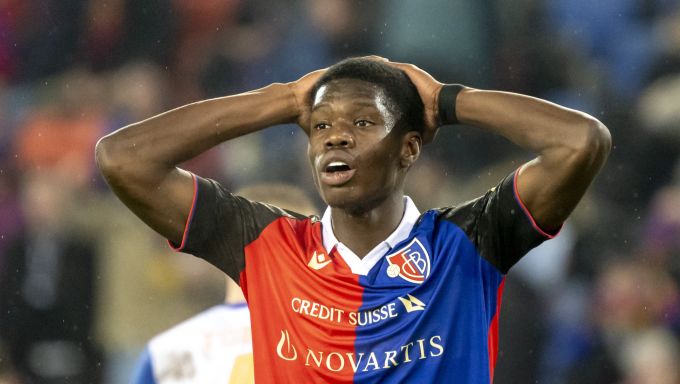 Basels Thierno Barry nach einer verpassten Chance im Fussball Meisterschaftsspiel der Regular Season der Super League zwischen dem FC Basel 1893 und dem Grasshopper Club Zuerich im Stadion St. Jakob-Park in Basel, am Samstag, 9. Dezember 2023. (KEYSTONE/Georgios Kefalas) Thierno Barry