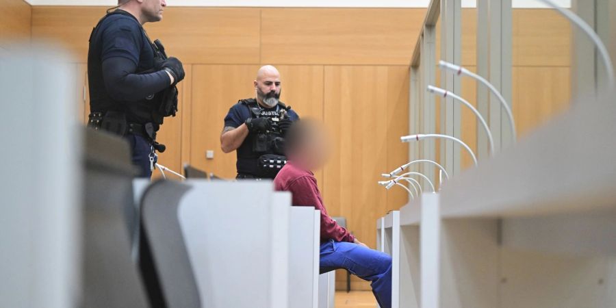 Der Prozess findet im streng gesicherten Saal des Oberlandesgerichts in Stuttgart-Stammheim statt.