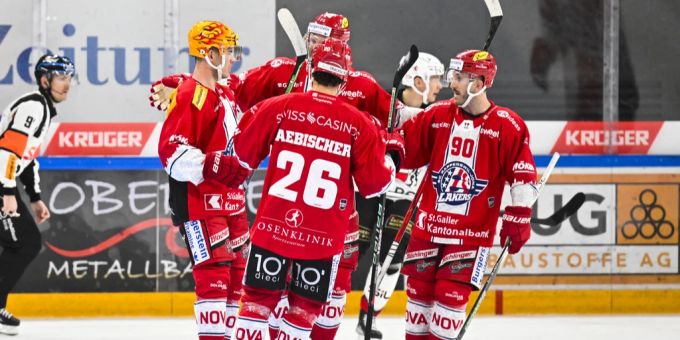 Die Lakers jubeln im Spiel gegen Lausanne über einen Sieg. Rapperswil-Jona Lakers