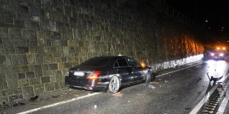 A13 bei Domat/Ems GR - Lenker prallt gegen Leitplanke und Stützmauer