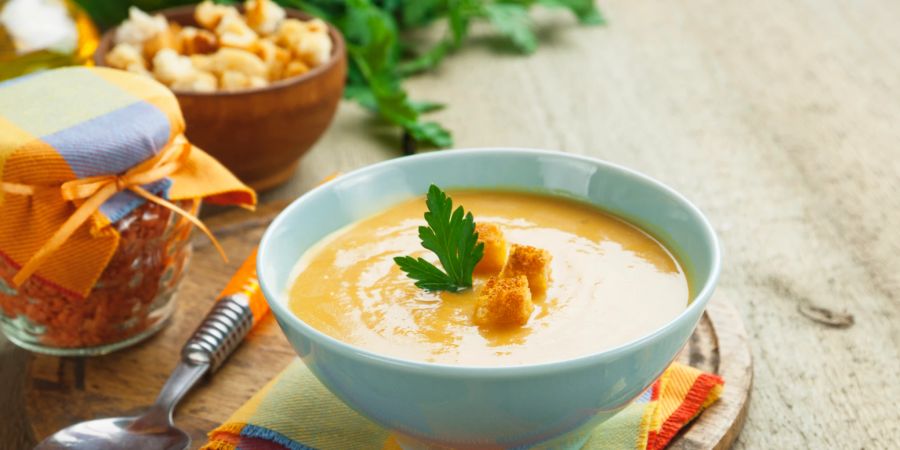 Eine Suppe vor der Hauptmahlzeit zügelt den Hunger nach mehr.