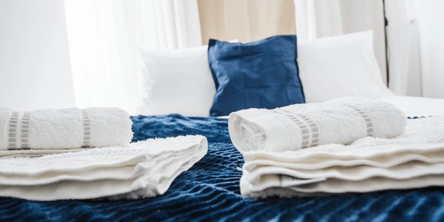 Handtücher sind vom Material her dicker als Laken und Bettwäsche.