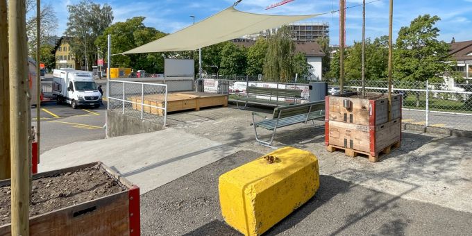 Da, wo das Steinacker-Quartier beginnt, lädt auch ein «Bänkli» zu Verweilen ein. Direkt beim Lagerhaus-Areal am Bahnhof Kloten. Bänkli Kloten