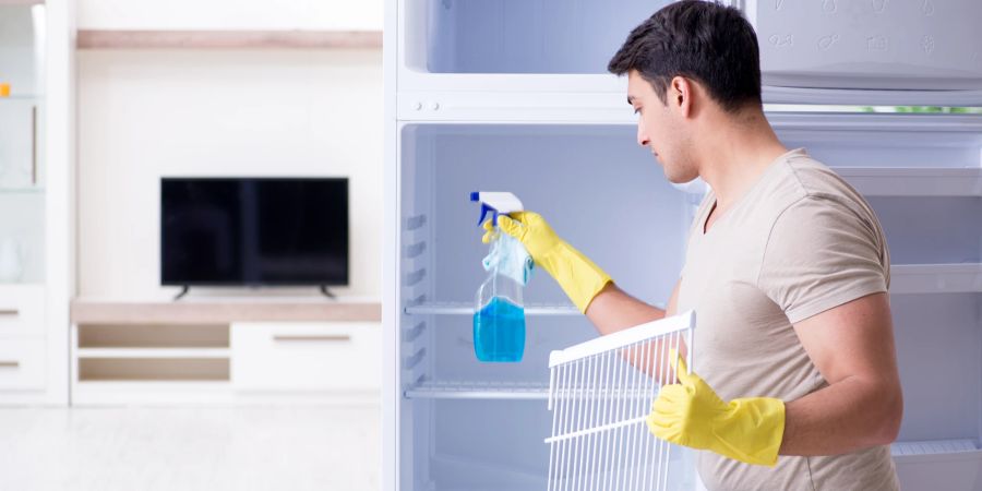 Sie können Ihren Kühlschrank mit Essig putzen.