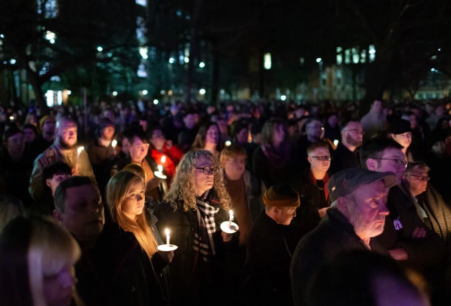 Menschen nehmen an einer Kerzenmahnwache für die ermordete 16-jährige Brianna Ghey teil. (Archivbild)