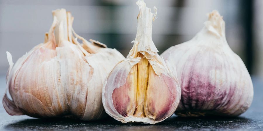 drei knoblauchgewächse, knoblauch auf schieferplatte