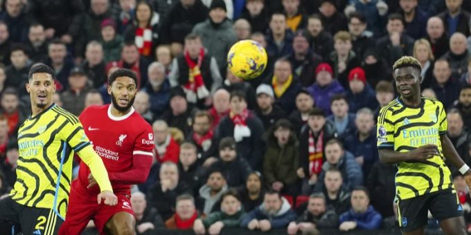 Liverpool und Arsenal liefern sich ein hochintensives Duell. Liverpool Arsenal Premier League