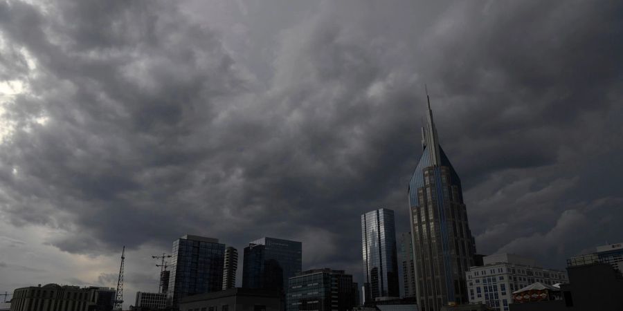 Eine Sturmfront nähert sich der Innenstadt von Nashville, Tennessee, die nördlich der Stadt einen Tornado auslöste.