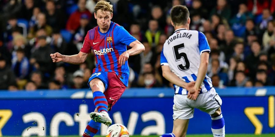 Steht wohl vor einem Wechsel nach England: Frenkie de Jong (l) vom FC Barcelona. Alvaro Barrientos/AP/dpa/Archivbild