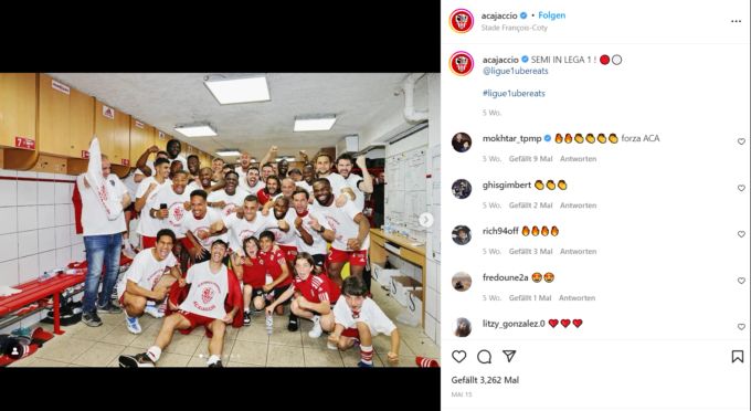 Spieler und Staff feiern den Aufstieg in die Ligue 1. Ligue 1