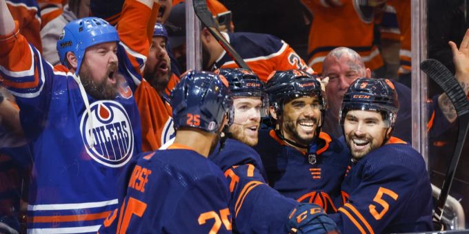 Die Edmonton Oilers gewinnen gegen die Calgary Flames. Edmonton Oilers