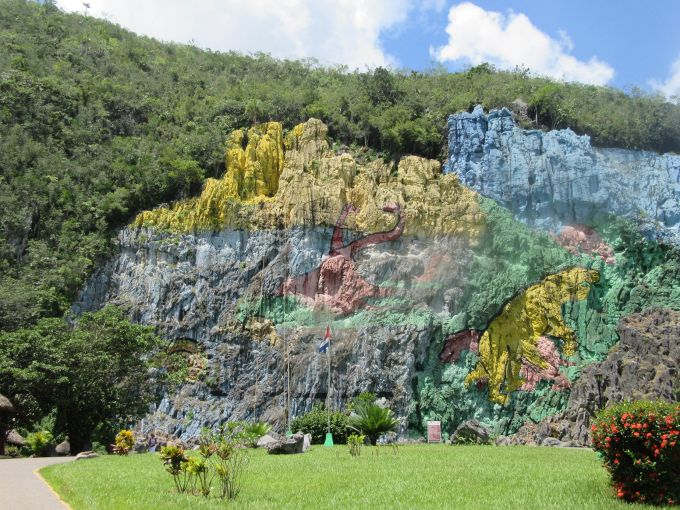 Die Mural de la Prehistoria, eine riesige bemalte Felswand, ist eines der Wahrzeichen des Viñales-Tals. Wand Wandbild Mural Wald Farbe Malerei