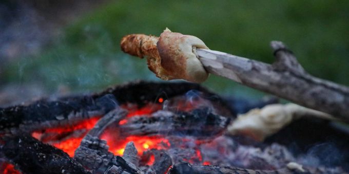 Stockbrot, in der klassischen Variante. Ein Muss für jeden Sommerlagerfeuerfan. Lagerfeuer Stock Brot Glut