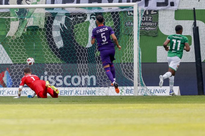 St. Gallens Kwadwo Duah, rechts, trifft zum 1:0 gegen Lausannes Torwart Thomas Castella. Lausanne steht bereits als Absteiger in die Challenge League fest. Challenge League Lausanne