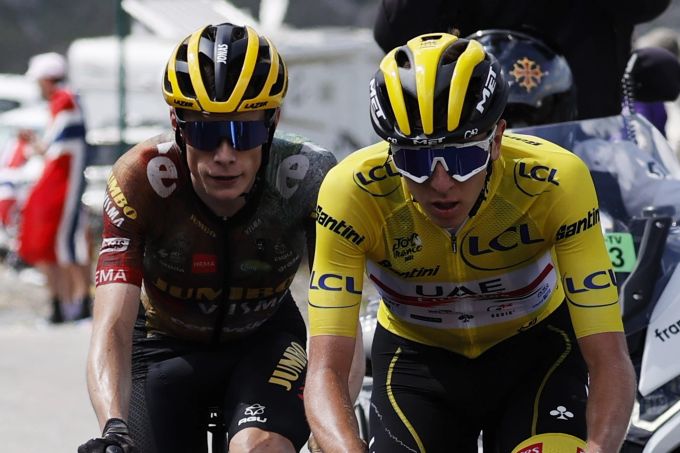 Tadej Pogacar (vorne) muss das Gelbe Trikot der Tour de France an Jonas Vingegaard (hinten) abtreten. Tour de France