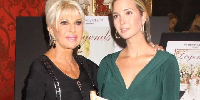 Ivana Trump (l.) mit ihrer Tochter Ivanka bei einem gemeinsamen Auftritt im Jahre 2011. Ivana Trump