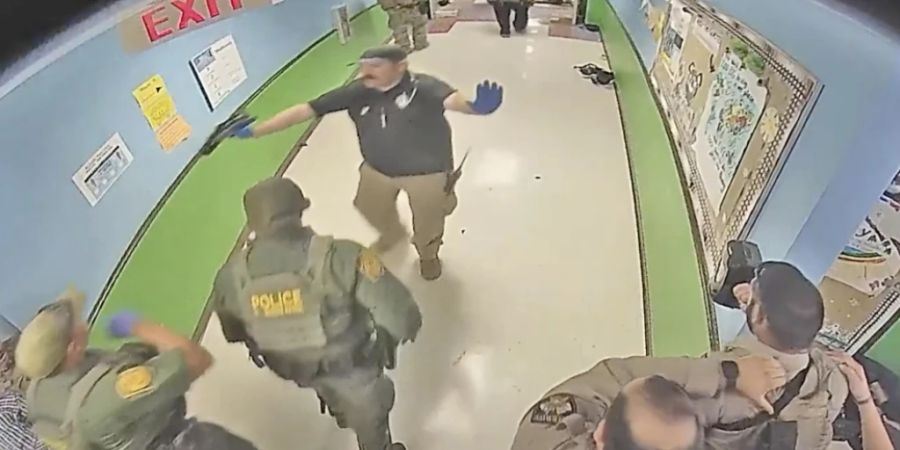 Auf diesem Bild eines Überwachungsvideos, das vom Uvalde Consolidated Independent School District über den Austin American-Statesman zur Verfügung gestellt wurde, reagieren Polizisten auf die Schüsse in der Robb Elementary School in Uvalde, Texas, am Dienstag, den 24. Mai 2022. Foto: -/Uvalde Consolidated Independent School District/Austin American-Statesman via AP/dpa - ACHTUNG: Nur zur redaktionellen Verwendung und nur mit vollständiger Nennung des vorstehenden Credits