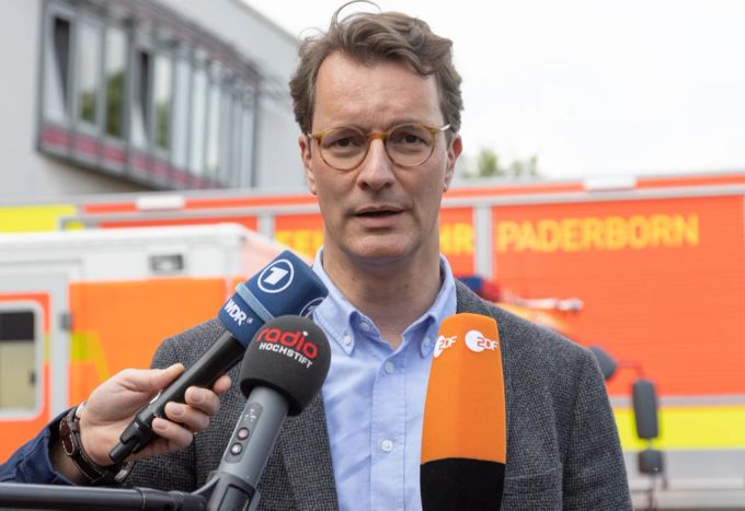 Hendrik Wüst (CDU), Ministerpräsident von Nordrhein-Westfalen, äußert sich gegenüber der Presse nach einem Besuch der Orte, in der ein Tornado am Freitagnachmittag massive Schäden verursacht hat. Paderborn