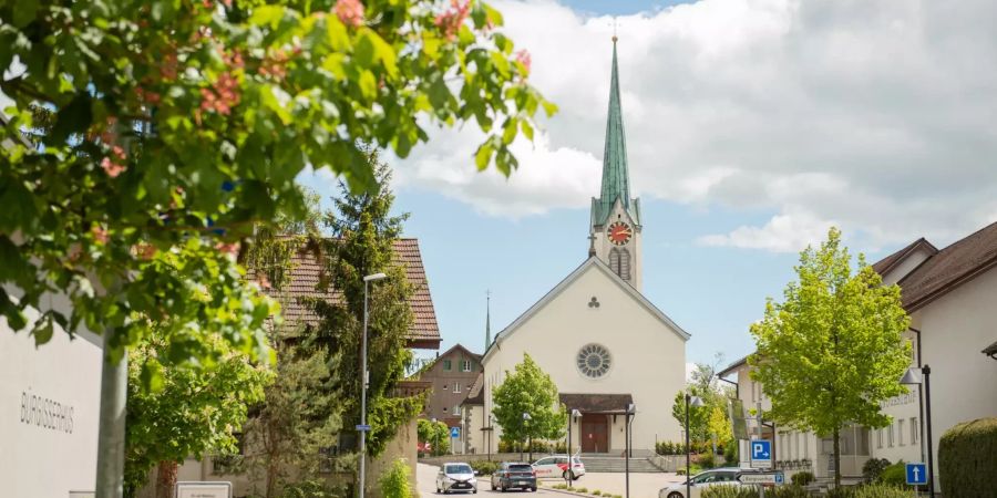 Blick in die Oberwilerstrasse und die Kirche St. Mauritius in Berikon.