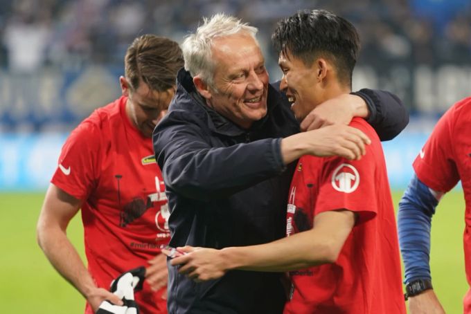Christian Streich, Trainer des SC Freiburg, freut sich nach der Qualifikation für den DFB Pokal-Final. SC Freiburg Christian Streich