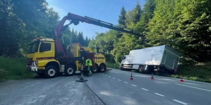 Lastwagen nach Unfall in Schräglage geraten.